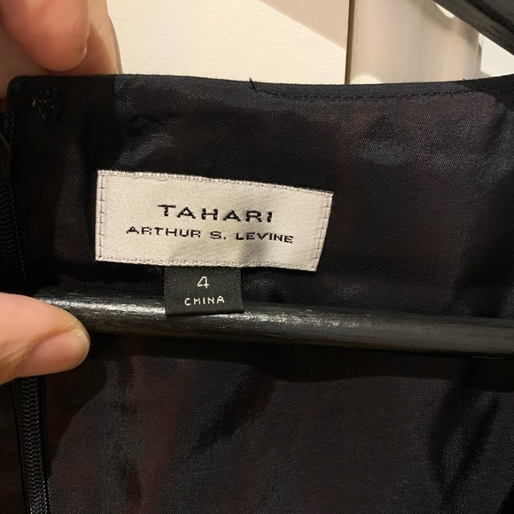 Tahari size 4 gorgeous black dress with pleats - Picture 2 of 2